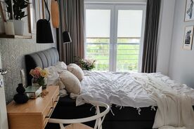 sypialnia z roletami plisowanymi